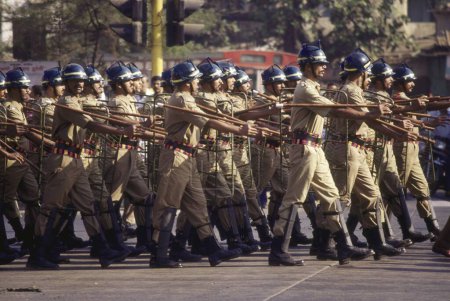 Téléchargez les photos : Police anti-émeute faisant, défilé de la fête de la République, bomay mumbai, maharashtra, Inde - en image libre de droit