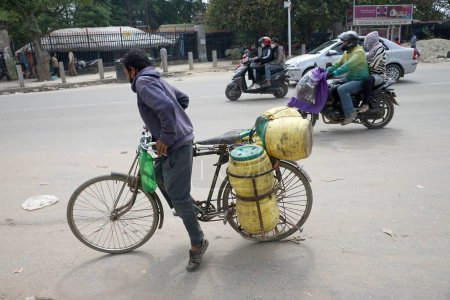 Téléchargez les photos : Homme portant de l'eau potable, kathmandu, nepal, asie - en image libre de droit