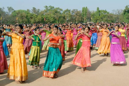 Téléchargez les photos : Enfants exécutant des danses de groupe au programme festif, Kerala, Inde - en image libre de droit