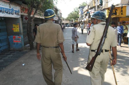Foto de La policía antidisturbios vigila a los manifestantes, Campamento Cheeta, Trombay en Bombay Mumbai, Maharashtra, India - Imagen libre de derechos