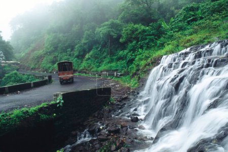 Téléchargez les photos : Route sinueuse et rangée de cascades, malshej ghat, maharashtra, Inde - en image libre de droit