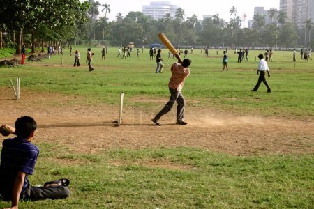 Téléchargez les photos : Différents groupes de garçons jouant au cricket, Churchgate, Bombay Mumbai, Maharashtra, Inde - en image libre de droit