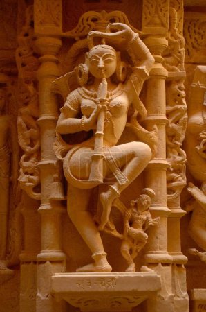 Téléchargez les photos : Femme jouant de la sculpture de flûte sur le temple Jain, jaisalmer, Rajasthan, Inde, Asie - en image libre de droit