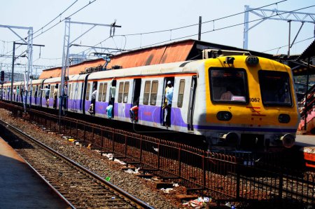 Téléchargez les photos : Nouveau train local jaune et violet introduit par l'ouest ; Bombay Mumbai ; Maharashtra ; Inde - en image libre de droit