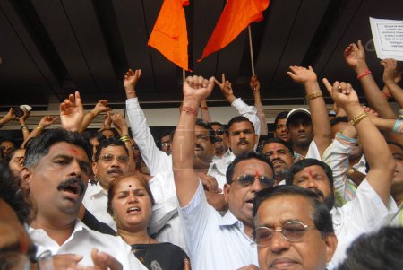 Foto de Shiv Sainiks protesta contra la suspensión de empleados por los grandes almacenes de Big Bazaar en Bombay ahora Mumbai, Maharashtra, India - Imagen libre de derechos