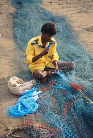 Téléchargez les photos : Fisman weaving net, madh island, bomay mumbai, maharashtra, Inde - en image libre de droit