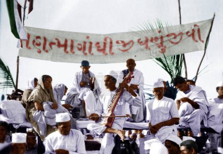 Téléchargez les photos : Mahatma Gandhi et Sardar Vallabhbhai Patel en réunion avec le Congrès de Karachi, Inde, Asie, 1930 - en image libre de droit