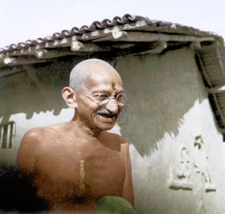 Téléchargez les photos : Mahatma Gandhi avec noix de coco à l'Ashram Satyagraha, Wardha, Maharashtra, Inde, Asie, janvier 1942 - en image libre de droit