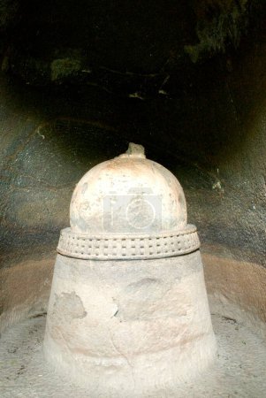 Téléchargez les photos : Stupa bouddhiste à Pitalkora vue sur les grottes, Maharashtra, Inde - en image libre de droit