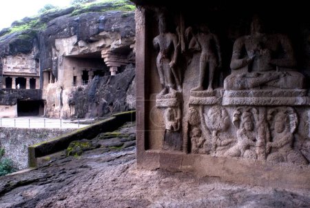 Téléchargez les photos : Grottes d'Ellora vue et statues murales ; Aurangabad ; Maharashtra ; Inde - en image libre de droit
