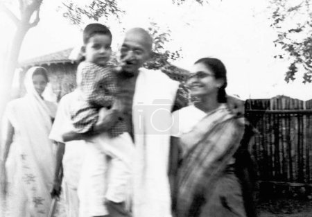 Foto de Mahatma Gandhi llevando a Bharat, el hijo mayor de la hija de Jamnalal Bajajs Madalsa Narayan l en Sevagram Ashram, 1944, Abha Gandhi - Imagen libre de derechos