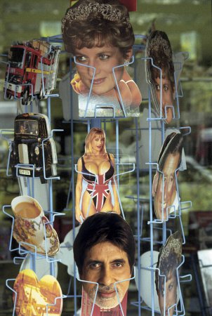 Foto de Recortes de la princesa Diana y el actor de Bollywood Amitabh Bachchan para la venta en una tienda, Londres, Reino Unido Inglaterra - Imagen libre de derechos