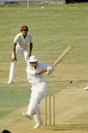 Téléchargez les photos : Joueur de cricket indien Sunil Gavaskar batting et Kapil Dev fielding Inde 1980 - en image libre de droit