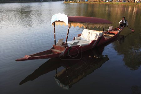 Téléchargez les photos : Man bateau à rames dans le lac ; Hill Station Kodaikanal ; Tamil Nadu ; Inde - en image libre de droit