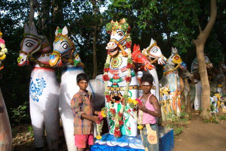 Téléchargez les photos : Chevaux d'argile décorés portant pendant le festival puravi eduppu, Venthanpatti, Pudukkottai, Tamil Nadu, Inde Août 2009 - en image libre de droit