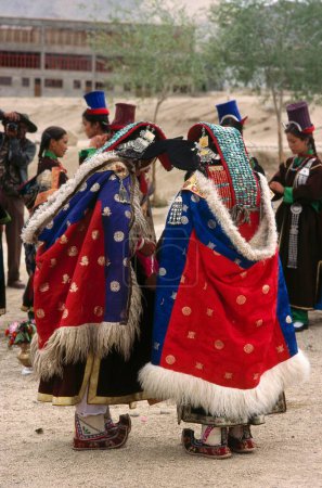 Foto de Mujeres que realizan ladakh festival danza, leh, ladakh, Jammu y Cachemira, India - Imagen libre de derechos