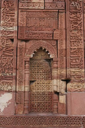 Islamische Ornamentik in Qutb Minar Komplex aus 1311rotem Sandstein, indo-muslimische Kunst, Sultanat Delhi, Delhi, Indien UNESCO-Weltkulturerbe