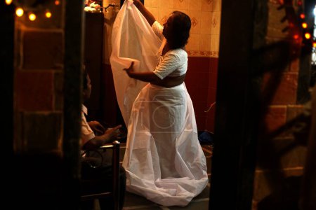 Foto de Eunuco vistiendo sari blanco como marca de viudez después de la boda de eunucos con motivo de Bewa Purnima en Ghatkopar; Bombay ahora Mumbai; Maharashtra; India - Imagen libre de derechos
