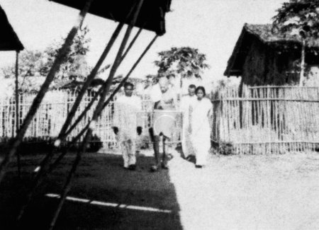 Foto de Mahatma Gandhi junto con la recién casada pareja cristiana harijan en Sevagram Ashram, 1940 - Imagen libre de derechos