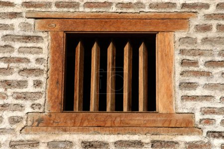 Téléchargez les photos : Cadre de fenêtre en bois ; barres de bois carrées fixées en brique à l'entrée de Vishrambaug Wada deuxième palais de Peshve le roi Maratha ; Pune ; Maharashtra ; Inde - en image libre de droit