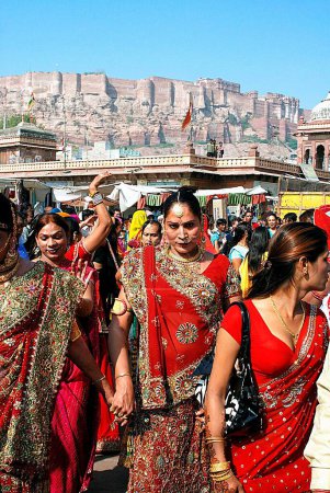 Téléchargez les photos : Kinnars dansant en procession de la convention nationale, Jodhpur, Rajasthan, Inde - en image libre de droit