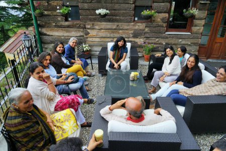 Téléchargez les photos : Gossip one man ten women, outside Log cabin, Rokeby Manor, Landour, Mussoorie, Uttarakhand, Inde, Asie - en image libre de droit