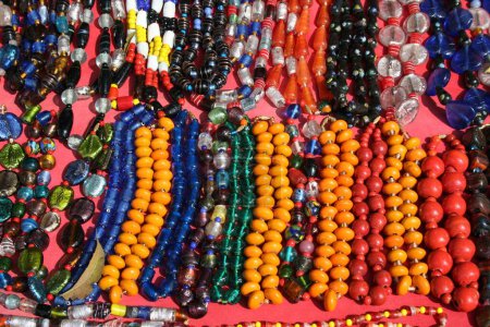 Téléchargez les photos : Colliers de perles colorées ; ruines Hampi Vijayanagar ; Karnataka ; Inde - en image libre de droit