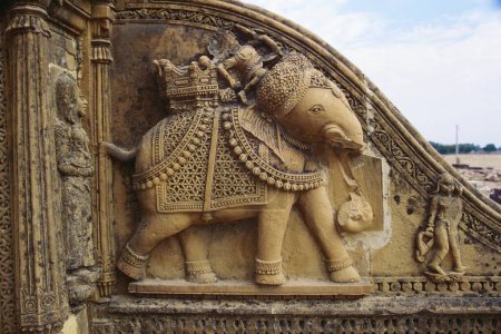 Téléchargez les photos : Statue en pierre d'éléphant du 20ème siècle, Bhuj, Gujarat, Inde - en image libre de droit