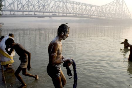 Foto de Vista del puente Howrah (Rabindra Setu) desde Ghat On The River Hooghly Un milagro de la habilidad de ingeniería; Enorme voladizo y puente ancho; Calcuta; Bengala Occidental; India - Imagen libre de derechos