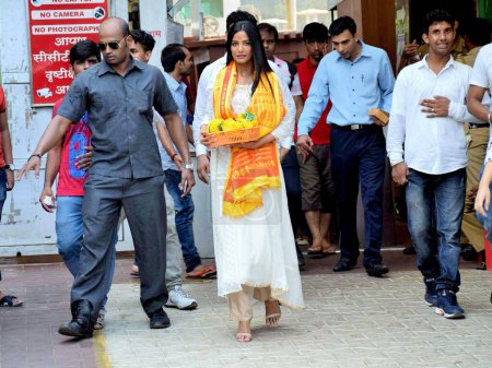 Téléchargez les photos : Poonam Pandey, modèle indien, actrice indienne, temple Siddhivinayak, Mumbai, Inde, 19 mai 2017 - en image libre de droit