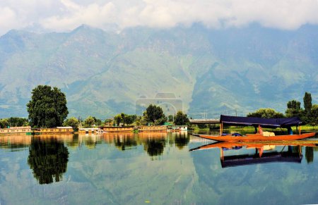 Casa flotante y shikara en Dal Lake, Srinagar, Cachemira, India, Asia