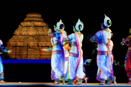 Foto de Bailarines Odissi promulgan escena mitológica contra telón de fondo de la herencia de mundo Complejo del templo del sol, Konarak, Orissa, India - Imagen libre de derechos
