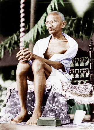 Foto de Mahatma Gandhi listening, Marcha de la Sal, Kheda, Gujarat, India, Asia, 1929 - Imagen libre de derechos