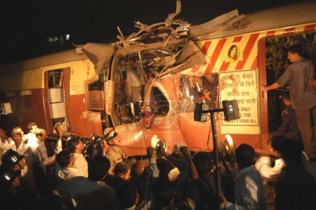 Foto de Una poderosa explosión de bomba atravesó las láminas de metal de un tren local en el compartimiento de damas de primera clase en la estación Mulund en Bombay Mumbai el 13 / 03 / 2003, Maharashtra, India - Imagen libre de derechos