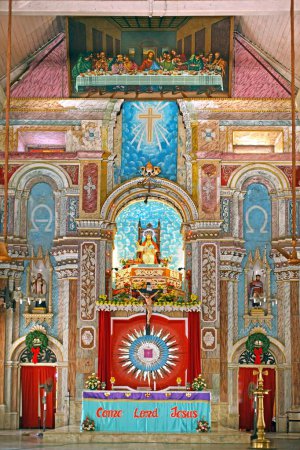 Foto de Alter con mural en la catedral católica de Santa Cruz, Cochin Kochi, Kerala, India - Imagen libre de derechos