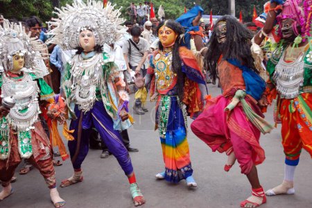Foto de Artistas que realizan danza folclórica de Bengala - Imagen libre de derechos