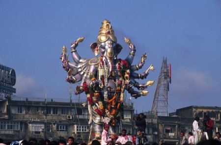 Téléchargez les photos : Procession de différentes idoles énormes d'éléphant dirigé Dieu sur Ganesh ganpati Festival ; Mumbai Bombay ; Maharashtra ; Inde - en image libre de droit