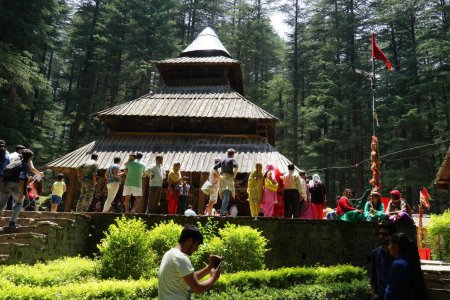 Téléchargez les photos : Queue des touristes, Temple Hadimba, Manali, Himachal Pradesh, Inde, Asie - en image libre de droit