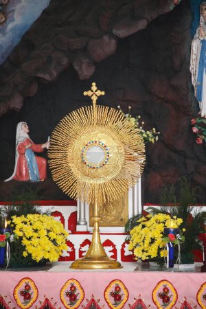 Téléchargez les photos : Saint-Sacrement conservé dans la salle de prière souterraine de la cathédrale Notre-Dame de Lourdes ; Thrissur ; Kerala - en image libre de droit