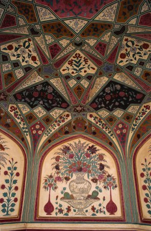 Foto de Techo fino y pintura de pared en tempera en Ganesh pol, Amber fort, Jaipur, Rajastán, India - Imagen libre de derechos