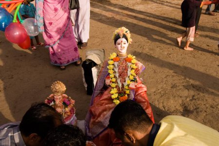 Téléchargez les photos : Idole de gauri au moment du festival Ganesh Ganpati à la plage de dadar, Mumbai Bombay, Maharashtra, Inde - en image libre de droit