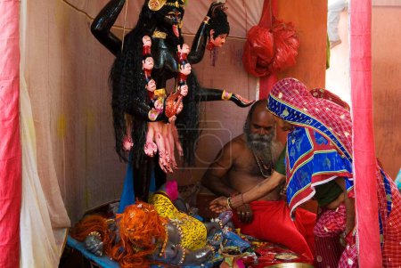 Téléchargez les photos : Dévot priant à la déesse Statue de Kali aux sources chaudes ; Rajgir mela ; Rajgir ; Bihar ; Inde - en image libre de droit