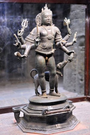 Téléchargez les photos : Statue en bronze de la dynastie Shiva chola dans le temple meenakshi madurai tamilnadu Inde Asie - en image libre de droit
