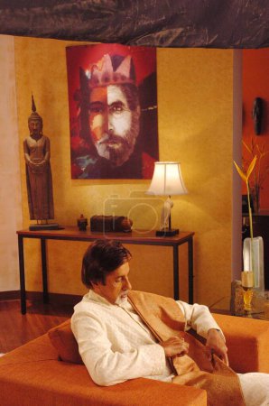 Foto de Estrella de cine india de Bollywood del sur de Asia Amitabh Bachchan rodando para una película publicitaria en Mehboob studio, Bombay Mumbai, Maharashtra, India - Imagen libre de derechos