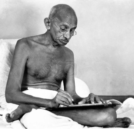 Foto de Mahatma Gandhi escribiendo en Birla House, Mumbai, agosto 1942, India - Imagen libre de derechos