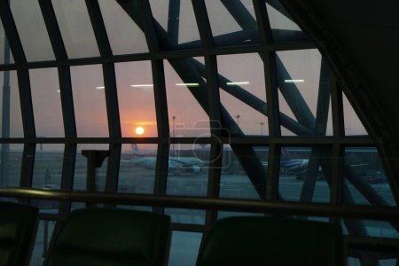 Foto de Techo de techo de metal, Aeropuerto Internacional de Bangkok, Tailandia, Asia - Imagen libre de derechos