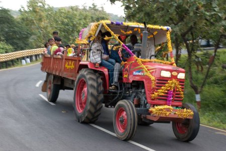Téléchargez les photos : Tracteur ; mode de transport sur les régions vallonnées Champaner Pavagadh ; district de Panchmahals ; État du Gujarat ; Inde ; Asie - en image libre de droit