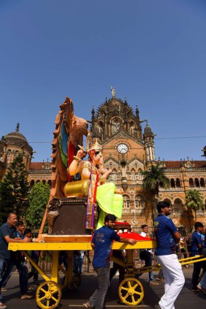 Foto de Procesión del ídolo del Señor Ganpati, festival de Ganesh, Chhatrapati Shivaji Maharaj Terminus, Mumbai, Maharashtra, India, Asia - Imagen libre de derechos
