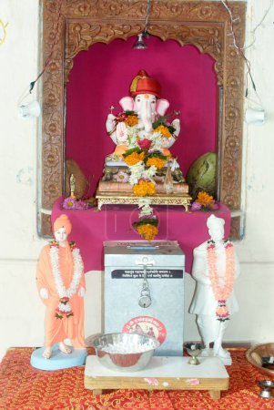 Téléchargez les photos : Première idole de Lord Ganesh établie par Lokmanya Tilak en 1894 à Sardar Vinchurkar Wada pour célébrer le festival Ganapati à Pune ; Maharashtra ; Inde - en image libre de droit