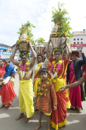 Téléchargez les photos : Personnes célébrant le festival Mariamman, Udhagamandalam Ooty, Tamil Nadu, Inde - en image libre de droit